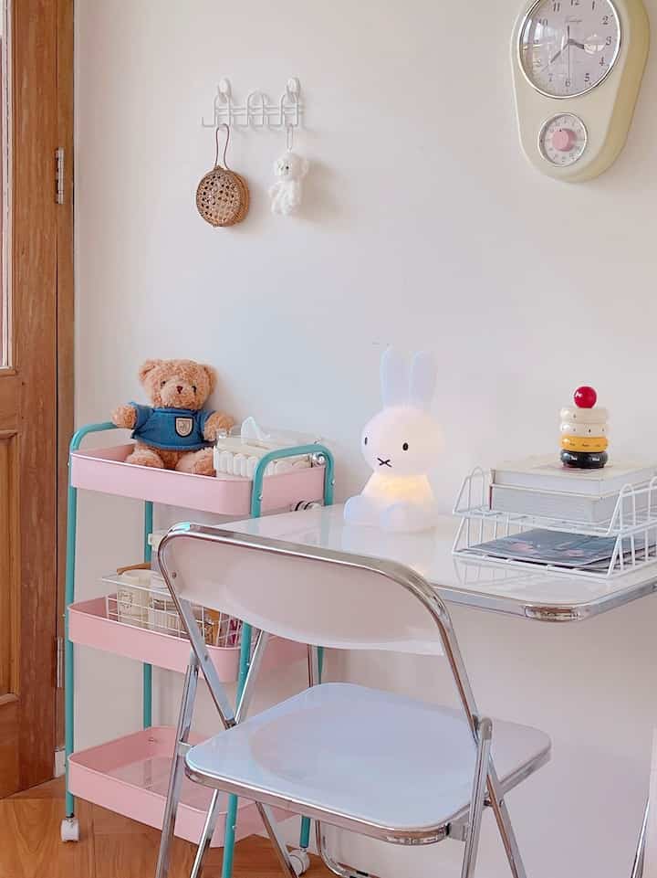 Ruang kerja 

Ruang kerja nyempil dipojokan dan bisa digeser2 sesuka hati karena pakai meja lipat yg space saving ditambah lampu gemesh bentuk kelinci jadi makin gemesh dan betah di sini semua terlihat aesthetic mirip2 korean house 💕

#BTNOAS8
#ruangkerja
#estetik
#koreanhouse
#minimalis 
#spacesaving
#roomdecore