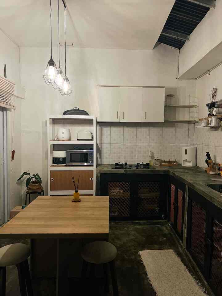 Rumah itu seperti pasangan hidup. Pemilihan yang tepat yang dapat membuat kita merasa aman dan nyaman. Penataan furnitur pun harus tepat agar penghuninya semakin merasa nyaman.

#MyHomeStory #MiniHouseTour #CeritaRumahku #RumahSubsidi #InspirasiRumahSubsidi