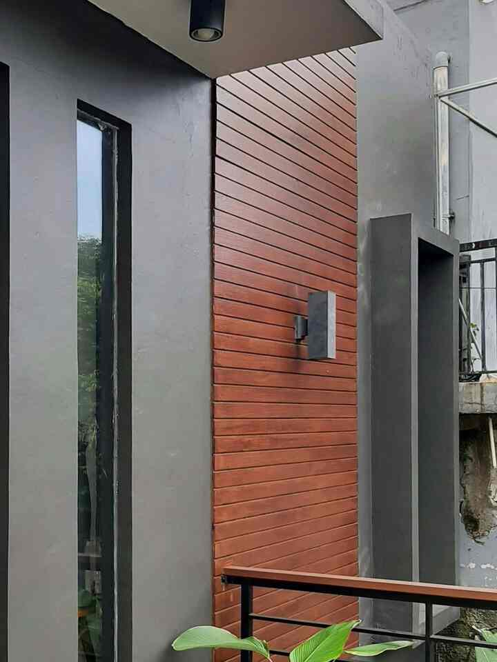 Nemuin lokasi rumah ini, awalnya cuma krna denger temen ada yg ambil rumah di komplek ini, iseng2 ma suami coba liat2 karna kebetulan lokasinya ga jauh dari rumah orgtua yg kebetulan saat itu aku msh tinggalin. ternyata tinggal beberapa unit yg tersisa dan yg uk.nya aga besaran (ada lebihan tanah sedikit) adalah rumah paling pojok yg akhirnya jadilah rumahku ini.
Sempet nyari ke beberapa perumahan sekitar sini untuk perbandingan tapi kurang cocok, ada yg harganya lebih mahal ukuran gedean tapi jalannya kurang lebar jdi jarak sama rumah depan kedeketan, ada yg harganya terjangkau tapi aksesnya terbuka sana sini. aku & suami aga cocok di perumahanku ini karena ga jauh dari rumah orgtua, jadi kita masih bisa wara wiri kesana, akses keluar masuk kompleknya cuma one way jdi lebih aman, jalanannya juga lumayan lebar jdi walopun rumahnya dempetan tapi masih adalah privasinya


#MyHomeStory #MiniHouseTour #CeritaRumahku #Industrialstyle #interiorrumah #renaiput