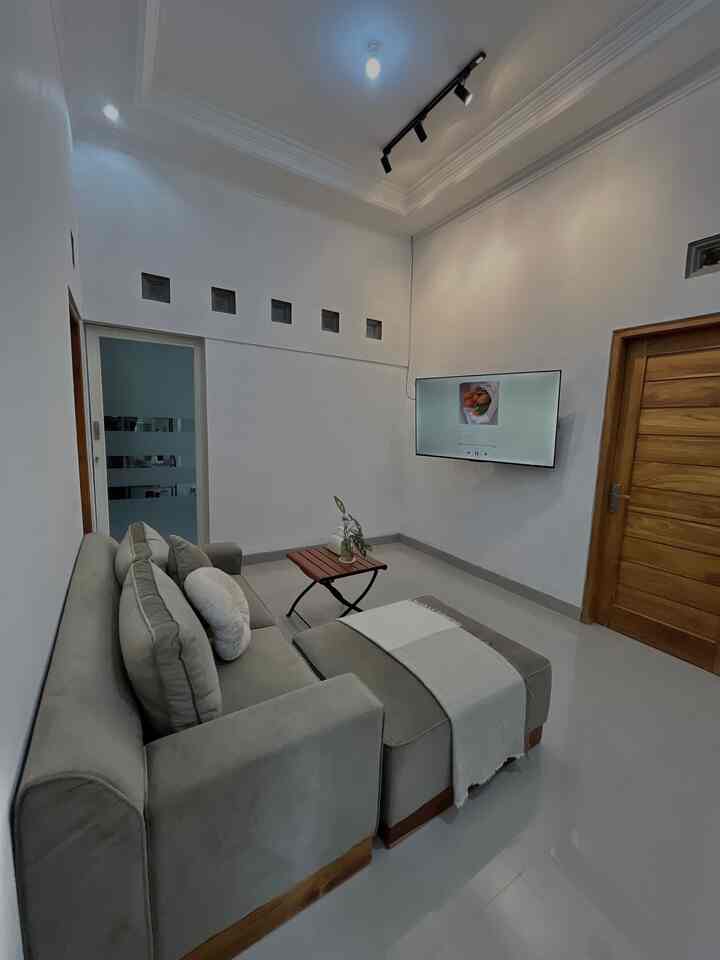 Ruang tamu sekaligus ruang untuk keluarga kecil kami. Tempat dimana bertukar pikiran, pendapat, sekaligus tempat melepas penat 🫶🏻

#MyHomeStory #MiniHouseTour #CeritaRumahku #homedecor #home #minimalis #rumahpribadi #genzpunyarumah #zanikahouse #BTNOAS8