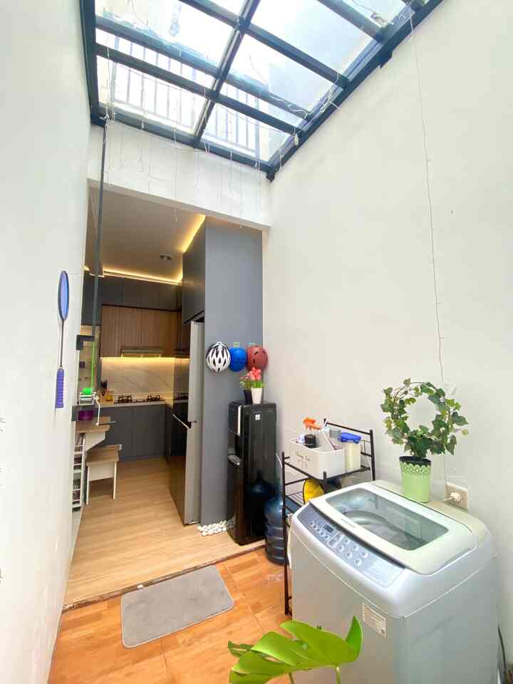 dapur kami bersebelahan dengan laundry area dan menggunakan atap skylight yang berfungsi sebagai void agar tidak pengap ketika memasak


#kitcheninspiration #laundryarea #atapskylight #dapurmodern #dapurminimalis #dapurmini 