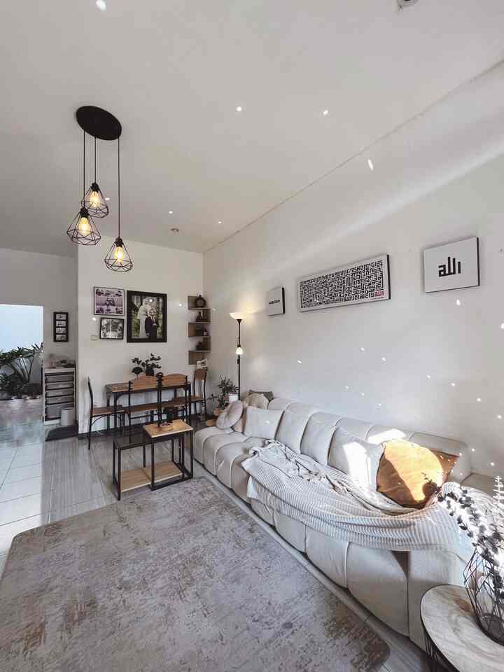 ✨ Muslimhom Story 🌿 
Perlu Waktu 1 tahun untuk bisa memiliki rumah ini. 

Sebenarnya sudah suka sejak pandangan pertama. Kami suka dengan suasananya, karena terletak di daerah pegunungan tapi masih dekat juga dengan perkotaan. 

Tapi sayangnya waktu itu, tipe unit yang kami inginkan habis. Sehingga kami terpaksa mengurungkan niat karena terpentok budget. 

Setahun berlalu, emang dasarny jodoh. Kami melihat lagi iklan rumah ini, tipe yang kami inginkan masih ada karena ada yg membatalkan pembeliannya. Gak sampai 1 bulan prosesnya akhirnya kami resmi pindah ke rumah ini, tepat di pergantian tahun 2021 ✨

Jadi semakin percaya, apa yang ditakdirkan untukmu akan menemukan jalannya. Di waktu yang paling tepat 🥰

Semoga ke depannya kami bisa selalu bertumbuh bersama di rumah ini ✨

Terima kasih untuk yang sudah mau berbagi cerita kami, semoga bisa terus saling menginspirasi 🤍

#MyHomeStory #MiniHouseTour #CeritaRumahku #Rumahdeveloper #RumahMinimalis #Rumahtipe45 #JapandixIndusrial
