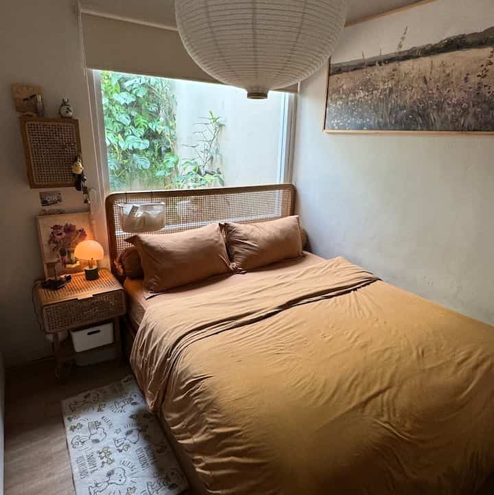 Cerita beli rumah ini lucu sebenernya. Berawal temen kantor suami ada beli rumah trus cerita ke suami. Eh akhirnya kita ikutan beli juga. Saat itu mikir depok kok jauh bgt. Sebelumnya domisili di sudirman. Tp pas liat2 konsep cluster dan perumahan islami kami tertarik dan langsung dp.


#MyHomeStory #MiniHouseTour #CeritaRumahku #rumahdeveloper #rumahcluster #rumahku 