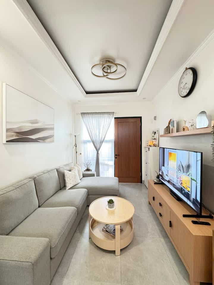 Rumah merupakan tempat bertumbuh dan berkumpul bersama keluarga. Sedemikian rupa sehingga kami membuatnya nyaman dengan versi kami dan tentunya dengan kemampuan budget juga.
Meski rumahnya tidak besar, tapi cukup untuk keluarga kami.
Dan ini adalah tur rumah kecil dari rumah kami. Semoga menginspirasi ✨


#Kisah Rumahku
#MiniHouseTour
#CeritaRumahku
#inspirasirumahminimalis
#StylingRumah
#RumahMungil