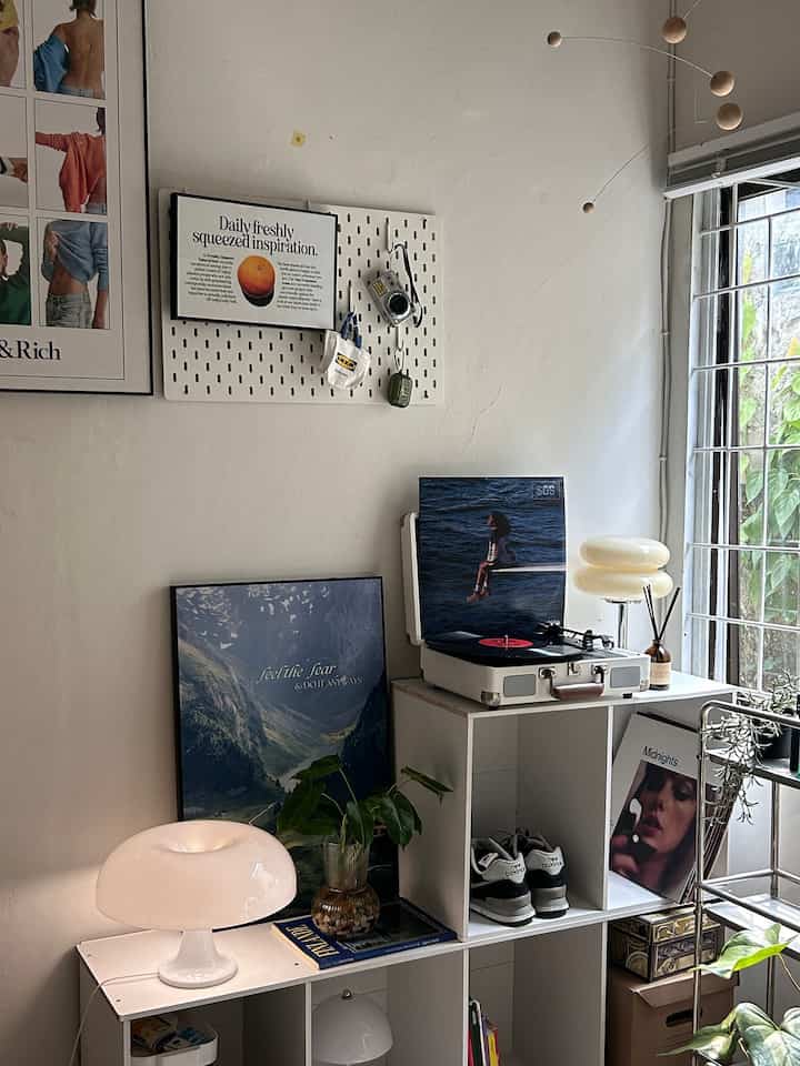 akhir pekan aku di rumah aja sambil memutar piringan hitam. selamat hari sabtu semuanya!

#BTNOAS8 #naturallight #IdeDekorBedroom #MyDreamRoom #bedroom #makeoverbedroom