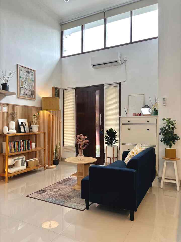 Aku baru awal tahun ini menempati rumah ini. Awalnya aku dapat info rumah ini dari temenku yang sudah duluan tinggal di komplek ini. Yang aku suka dari rumah ini adalah ada dua jendela besar di atas pintu. Meski ini jendela mati, tp luas banget. Jadi sumber cahaya matahari yang esensial buat aku yang jadi content creator.
Sekarang aku tetanggaan sama temanku itu. Alhamdulillaah di sini juga ketemu tetangga2 lain yang baik banget. Itu rejeki yang sangat kusyukuri di tempat ini 🫶🏼 

#MyHomeStory 
#MiniHouseTour 
#CeritaRumahku
#goodneighbourhood
#Kisahrumah