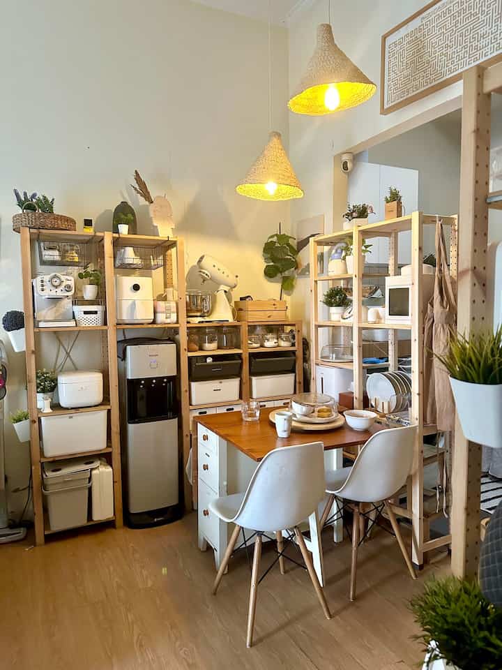 Hi..first time upload ruang makan dan dapur aku yg rumah satu garis,,
Disini aku emg demen sama IVAR ikea,,
Maka nya kebanyakan sudut ruang makan sekaligus pantry dan dapur aku pakai IVAR,,
Dan ini keadaan rumah sebenernya ya,,🤭🤭 maaf kalo berantakan,,
Semoga terinspirasi dan terjawab semua untuk produk2 yang aku pakai ❤️
Emg lebih byk ku pakai dr produk ikea 💕💕

#dapurmodern #ruangmakan #dapurcantik #ikea #ikeaivar #kitchen #dinningroom #ivarkitchen #rakpenyimpanan #rakikea #rakdapur 