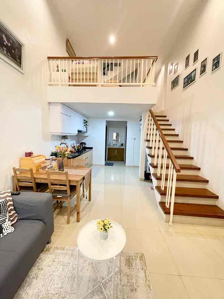 Rumah kami dibangun dilahan 49m2.

Karena keterbasan lahan, kami memutuskan untuk memakai jasa arsitek tujuannya agar dapat dirangcang sedemikian sesuai kebutuhan kami tentunya dengan desain yang modern, fungsional dan estetik. 

Meskipun memiliki tantangan tersendiri dalam proses pembangunannya, kami ingin rumah kami dapat dibangun secara cerdas dan efisien di lahan terbatas dan berupaya bahwa ukuran tidak selalu menjadi hambatan dalam menciptakan tempat tinggal yang nyaman dan indah ditengah kota.

#MyHomeStory
#MiniHouseTour
#CeritaRumahku
#Minimalis
#TinyHome
#50m2
#LivingRoom
#Mezzanine
#DiningRoom
#Kitchen