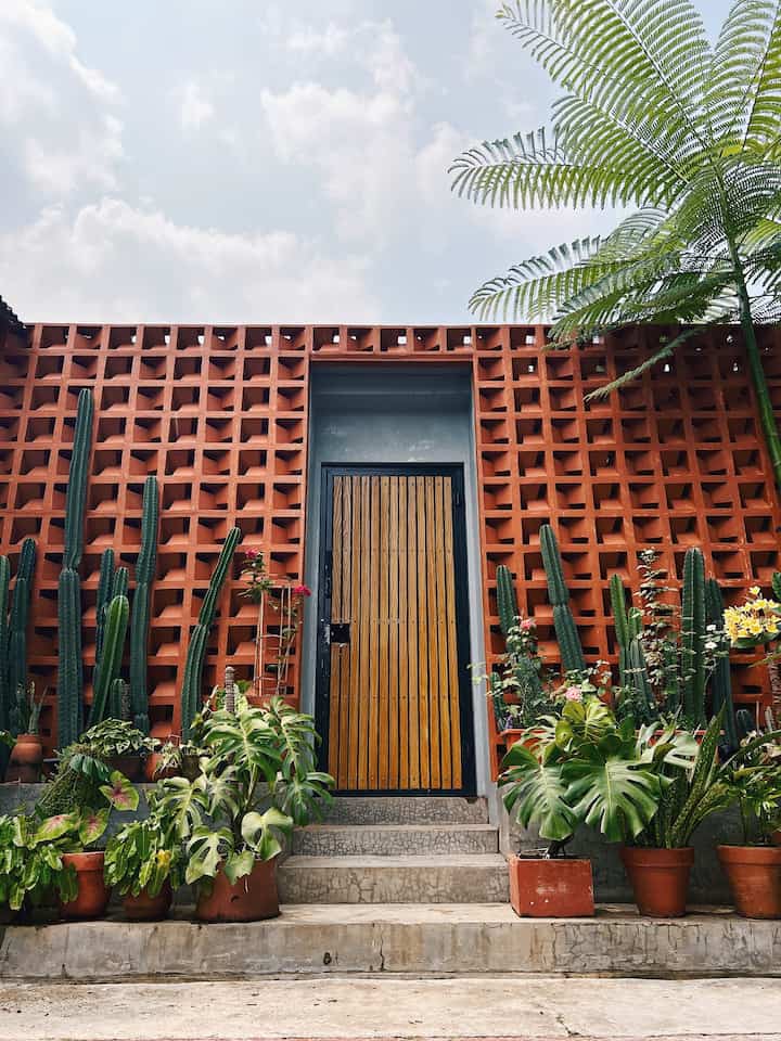 Halo Tetangga Kimkim 👋🏻

Saya memilih rumah ini karena waktu itu baru meninkah, dan masih bingung mau tinggal dimana. Akhirnya orang tua saya memberikan usul kalau tinggal di rumah mama saya yg di kontrakan.

Lalu kami izin ke mama saya untuk direnovasi bagian fasad, kamar mandi, dapur, pintu utama & lantai.

Saya mengubah rumah kontrakan 2 kamar dengan desain standar, menjadi rumah mini berkonsep tropis.

Definisi rumah bagi saya dan pak suami adalah tempat pulang yang nyaman & hangat. Gak perlu mewah, yang penting cukup bagi kami. dan tentunga sesuai dengan fungsi tapi tetap estetik.

 #MyHomeStory
#MiniHouseTour
#CeritaRumahku