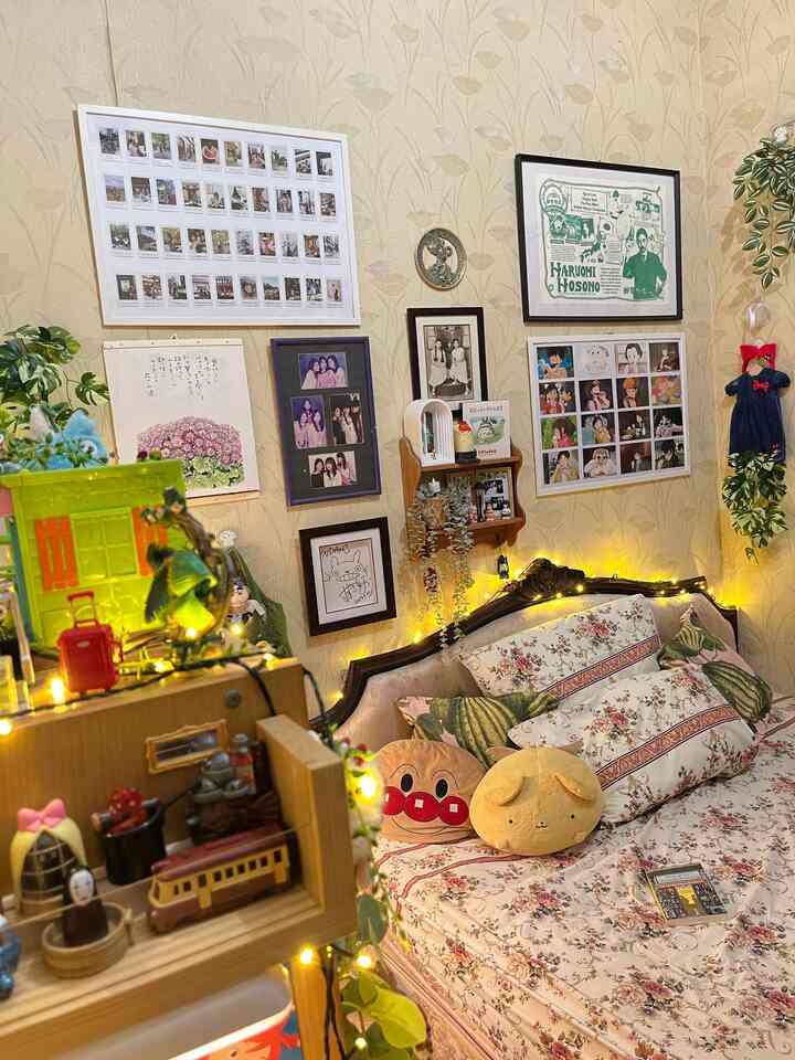 ✨My Dreamy Ghibli Inspired Bedroom✨

Awalnya kamar ini digunakan mendiang nenekku, jadi memang desain wallpapernya sudah bernuansa vintage.

Lalu sepeninggal beliau, aku menghiasnya dengan pernak pernik yang dominan dengan suasana hangat ala kamar kamar karakter di film Ghibli. This room is definitely my safe space! 

#MyHomeStory
#MiniHouseTour
#CeritaRumahku
#MiniRoomTour
#MyRoomStory
#KamarTidur
#KamarBermain
#GhibliRoom