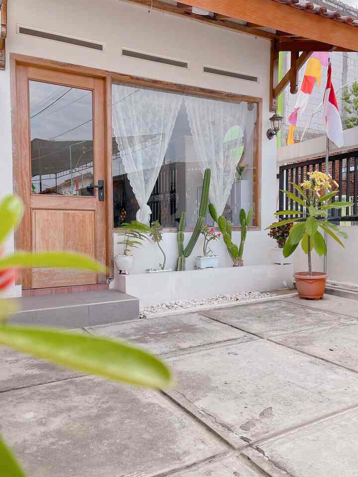 Cerita tentang rumah 

Dulu awal pernikahan kami masih ngontrak rumah diperumahan setelah kelahiran anak pertama baru bisa dapat rumah dulu rumah ini kosong lama karena yang punya rumah meninggal dan tidak ada anaknya alhamdulilah rejeki kami dapat menempati rumah ini 
Sebenarnya rumah ini bangunan kuno th 1962 trus pas ada rejeki niat bangun minihouse di area depan renovasi rumah ini pun bertahap seperti halnya rumah berkembang untuk dekorasi yang aku terapkan koreanhouse ya walaupun tidak semirip rumah orang2 di korea 

#myhomestory
#minihousetour
#ceritarumahku
#minimalis 
#koreanhouse
#estetik
#roomdecore