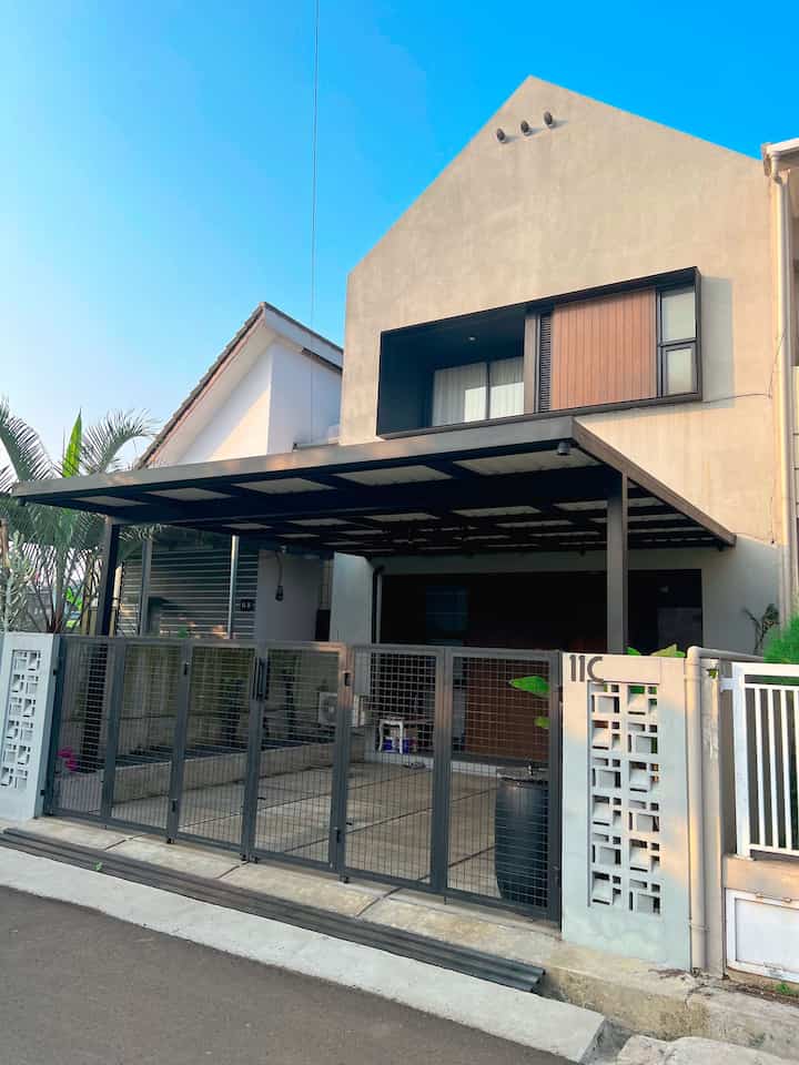 .My Home Story.

Dari awal menikah tahun 2014 rumah ini sudah beberapa kali renovasi,,
Dari awalnya ganti cak ke pink, lanjut ke hijau, sampe akhirnya di tahun 2021 masih dalam masa pandemi, kami memutuskan untuk renov total rumah kami,,
Bukan tanpa alasan atau ikut2an trend, tp awalnya karna masalah air yg ga ada ujungnya, kami harus buat sumur bor dan juga masalah dinding lembab yang parah banget,,
Setelah sempet maju mundur akhirnya kami putusin buat pake jasa kontraktor dan arsitek supaya ada yg ngasih arahan bikin rumah nyaman (versi kami),,
Alhamdulillah setelah 6 bulan bangunan jadi, awal 2022 kami mulai pindah dan sedikit demi sedkit mulai nyicil interior, yg rasanya ga ada ujungnya hehe,,
Tapi bersyukur banget udah ada d titik ini,,Alhamdulillah,,
Perjalanan masih panjang, jadi bakal ada sharing2 lanjutan perubahan demi perubahan,,
Tungguin yah tetangga,,
Makasih juga Ohouse yg ngasih inspirasi dekorasi rumah yg kece2,,

#MyHomeStory
#MiniHouseTour
#CeritaRumahku
#HomeSweetHome
#FavoriteHome
#Home
#Induatrial
#ModernMinimalis
#HouseTour
#Bandung