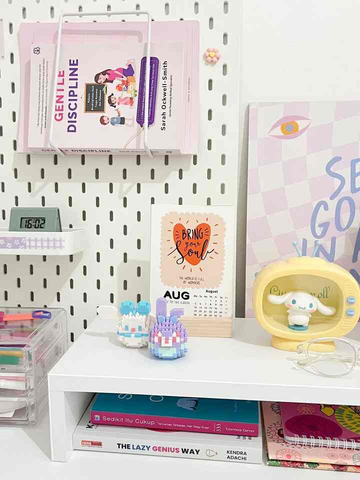 cerita kamarku yang awalnya masih bernuansa maskulin dan dominan warna biru, akhirnya setelah kurang lebih 10 tahun aku menempati kamar ini, aku memutuskan untuk merombaknya agar terlihat lebih cantik dan terkesan kamar cewek. ✨

untuk desain saya, saya menyukai sesuatu yang berwarna-warni & warna-warna pastel, jadi saya memutuskan untuk membuat yang cocok untuk saya di sini. 🎀

Make overnya pun tidak memakan waktu lama, hanya membutuhkan waktu sekitar 1-2 bulan, jadi sekarang prosesnya tinggal diisi ulang agar lebih cantik dan nyaman. 🛌🪞


#MyRoomStory #MiniRoomTour #CeritaKamarku #roomdecor #roominspo