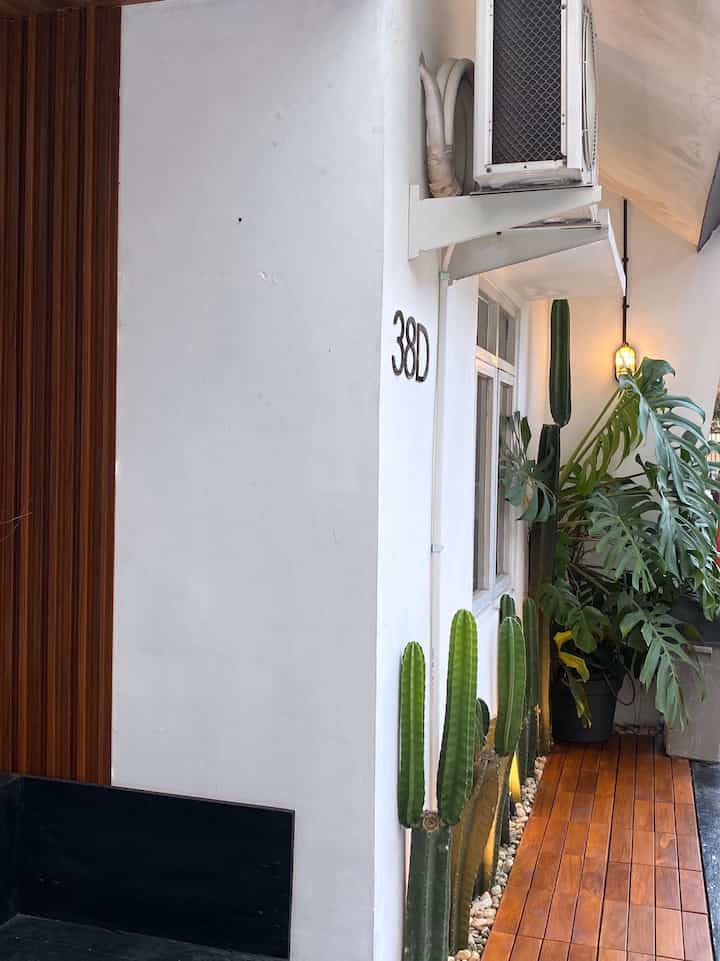 ➖ My Home Story

Awal Tahun 2016 adalah moment dimana kita menemukan rumah mungil ini.

Gatau kenapa setelah mencari kesana kemari, ternyata cocok dan sregnya sama rumah cluster bawaan developer yang ini. Mulai dari budget, area, design rumah yang unik (memanjang kesamping), dan lingkungan yang aman dan akses yang tidak terlalu jauh ke kota atau jalan besar. 
Alhamdulillah perjalanannya dan prosesnya juga dimudahkan. 

Walaupun mungil, tapi kami rasa masih cukup untuk keluarga kecil kami. Doakan semoga ada rezekinya agar bisa bikin lantai 2. Semoga rumah ini terus berproses juga membawa keberkahan dan kebahagiaan yaa buat kami. 🖤🤎

#MyHomeStory  #MiniHouseTour #CeritaRumahku #rumahmungil #rumahcluster #rumahdeveloper #rumahminimalis #blackandwooddecor #modernrusticdecor #rumahkecil #inspirasirumahmungil #dekorasirumahmungil #lollahouse #bandung #44m2 