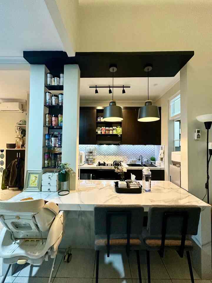 • Cerita Rumahku •

Hello, O!House friends. Rumahku dibeli di tahun 2017 dan masih bawaan asli developer terdiri dari 1 garasi, 1 carport, taman depan, living room, 3 kamar tidur, 2 kamar mandi dan 1 dapur sederhana.

Setelah 2x renovasi di tahun 2021 dan 2023, terdapat penambahan musholla, ruang kerja, laundry room, balkon, kitchen + dining room yang lebih proper, perbaikan interior kamar mandi, dan perluasan kamar.

Memerlukan proses yang cukup panjang tapi kami menikmati semua proses itu dan bersyukur rumah ini sudah memenuhi kebutuhan kami sebagai keluarga kecil. 🖤🩵

#MyHomeStory
#MiniHouseTour
#CeritaRumahku
#CompactHouse
#BlackAndWhite