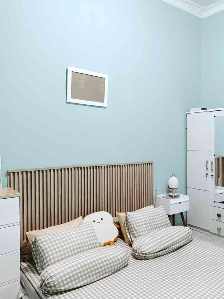Natural tone 6-tatami bedroom with pale mint walls and furniture