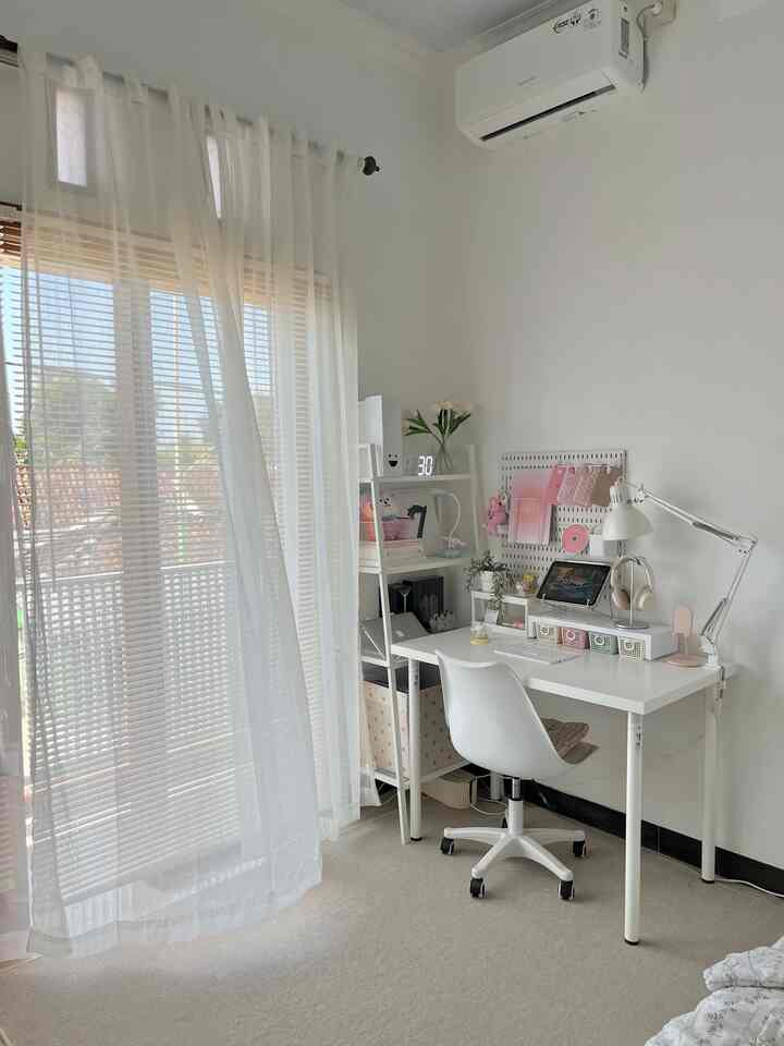 Saya memutuskan untuk pindah ke ruangan ini karena saya membutuhkan ruang yang lebih besar untuk menampung barang-barang yang menumpuk 

poin plusnya yang membuat saya semakin percaya diri untuk pindah kesini karena kamar baru memiliki pintu balkon + jendela besar yang memungkinkan sinar matahari langsung masuk ke dalam kamar dan sirkulasi udara lebih lancar ✨

#KisahKamarku
#MiniRoomTour
#CeritaKamarku