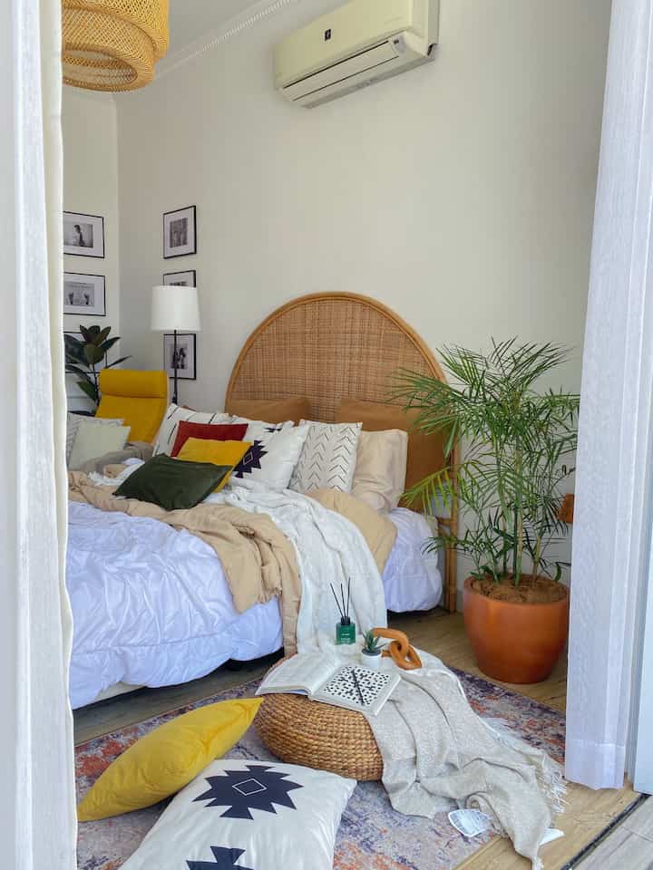 My Home Story ✨
—
rumah ini merupakan rumah kedua kami yang sama sekali tidak ada dalam rencana sebelumnya, hanya saja selain kebetulan rumah ini berada tepat di belakang rumah orangtua, saat itupun penjual menawarkan harga yang bisa dibilang turun jauh dari harga sebelumnya, sehingga tanpa pikir lama akhirnya di tahun 2019 kami membeli rumah ini, dan ternyata hanya jeda beberapa bulan setelah kami pindah, ayah kami mendadak berpulang, sepertinya takdir telah membawa kami menghuni rumah ini untuk menemani ibu

karena rumah ini merupakan rumah bawaan developer, berbagai perubahan secara bertahap kami lakukan, mulai dari memasang vinyl pada lantai, mengganti pintu dan jendela kamar, membangun area kitchen, dan tentunya menambah furnitur dan dekorasi yang menyesuaikan dengan style rumah yang kami inginkan

#MyHomeStory
#MiniHouseTour
#CeritaRumahku
#ScandiBoho
#MenataRumahDeveloper