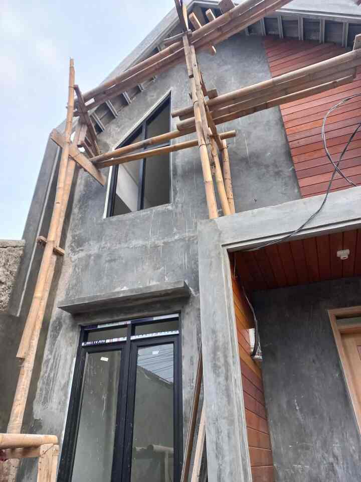 Haiii, kali ini mau cerita sedikit tentang rumah ini.
Jadi rumah ini tuh dibangun dari 0 tanpa bantuan arsitek ataupun design interior. Kami merancang rumah ini bermodalkan ATM (Amati, Tiru, dan Modifikasi) dari beberapa referensi di media sosial. Merancang dan menuangkan imajinasi kami ke sebuah gambar yang ternyata bisa kami jadikan bangunan nyata, yang bisa kami huni sampai sekarang. 
Mengisinya pun secara perlahan, disesuaikan dengan budget yang kami punya. Seperti pada tiap slidenya, yang kosong sekarang telah terisi. Dulu kami terinspirasi, dan alhamdulillah sekarang sudah bisa menginspirasi.

#CeritaRumahKu #MyHomeStory #MiniHouseTour #RumahScandinavia #RumahTanpaArsitek