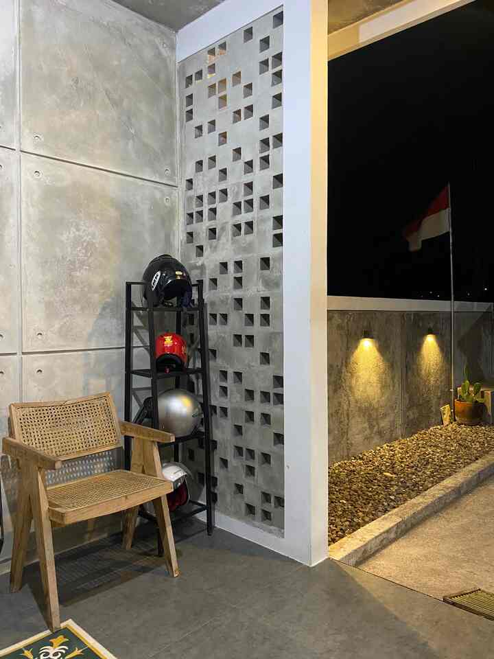 Natural-colored entrance featuring rattan chair and helmet rack shelf with cozy outdoor ambiance