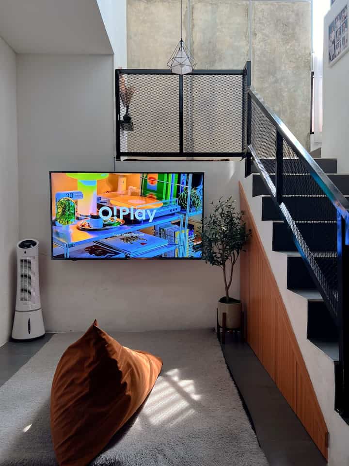 Tema Utama Rumah ✨

Tema utama #BruwnHouse adalah industrial, dimana warna yang aku pilih didominasi hitam, abu2 dan cokelat. Railing tangga menggunakan material besi ornamesh sebagai ciri khas rumah berteman industrial. 

#Industrial
#HomeDecorInspo
#RumahIndustrial
#IndustrialHouse
#HomeInspo