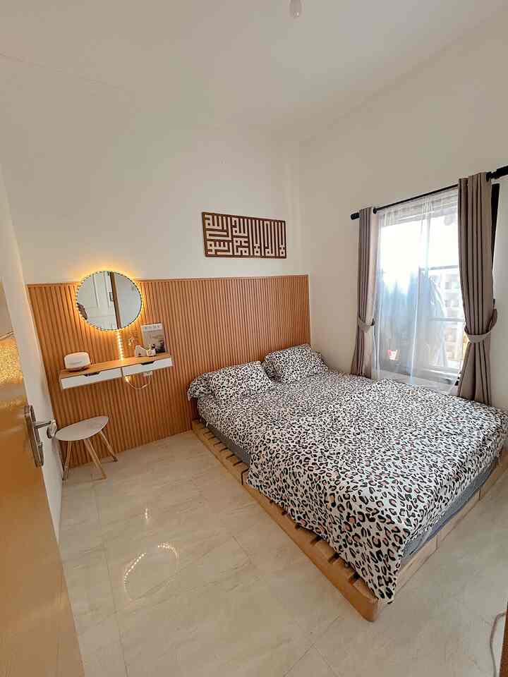 Hi perkenalkan salah satu sudut yang ada dirumahmungilkelana yang bertemakan Japandi ini,
@rumahmungilkelana diambil dari nama anaku yaitu Kelana, Kenapa mungil karna rumah ini luasnya hanya 45m2. 

Aku sangat menyukai furniture, barang&perintilan yang bernuansaWood/Rotan yang bikin look Japandinya makin terasa🤎.



#Japandi 
#homedecorinspo
#rumahjapandi
#inspirasirumahjapandi