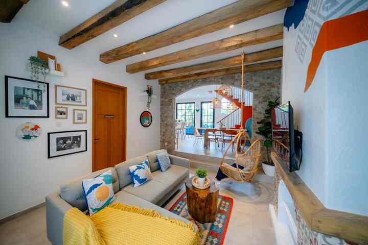 Living room yang adalah ruangan favorite untuk keluarga kami berkumpul selain di meja makan.. maka dari itu ambience yang hangat adalah ambience yang kami inginkan di living room, sofa berbentuk L ditambah pouffe dan ayunan rotan yang menggantung cantik, cukup untuk menampung kami sekeluarga untuk bercengkrama disini, selain untuk menampung seluruh anggota dengan nyaman, pemilihan item item inipun sangat sesuai dengan tema morrocan di rumah kami, bersatu padu dengan unsur kayu yang kami tempel di langit langit rumah sebagai item dekorasi penambah unsur “kehangatan”.. oh yaa tidak lupaaa karena ingin ada sedikit kesan tropis kamipun menyelipkan beberapa tanaman artifical diruang tamu Casa de Likan.

#moroccanmediterranean #moroccan #mediterranean #homedecoinspo #rumahmoroccanmediterranean
#rumahmediterranean #rumahbandung #livingroom #livingroomstyling #dekorasilivingroom #livingroommakeover  #sofarumahminimalis #catrumahminimalis