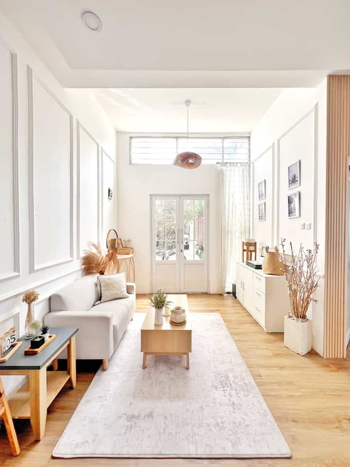 Haii besties , aku mau sedikit share tentang tema rumah yang aku pilih . Aku memilih tema scandinavian. Aku memilih tema ini karena aku suka segala sesuatu bernuansa putih dan kayu . Agar rumah berkesan luas , bersih dan estetik . Untuk tema scandinavian aku gunakan diseluruh ruangan rumah. Untuk mencapai tema scandinavian aku gunakan unsur kayu milai dari lantai , furniture , wall panel sama aksesoris rumah . 
Tips dari aku scandinavian cocok untuk rumah dengan ukuran tidak terlalu besar dan untuk tipe ini agar terlihat estetik jangan gunakan banyak warna dan jangan gunakan terlalu banyak barang . 

#scandinavian 
#homedecorinspo #rumahscandinavian 
#Rumah #livingroom #homestagram 