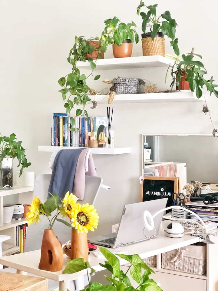happy monday dari pojokan ruang kerja! cahaya matahari melimpah, bikin hemat listrik! pastikan meja dan kursi nyaman, untuk kita yang sepanjang hari di belakang laptop ya! 


#workspace #decorlowbudget #ruangkerja #cozyhome #jakbar #plantmom
#catmom 