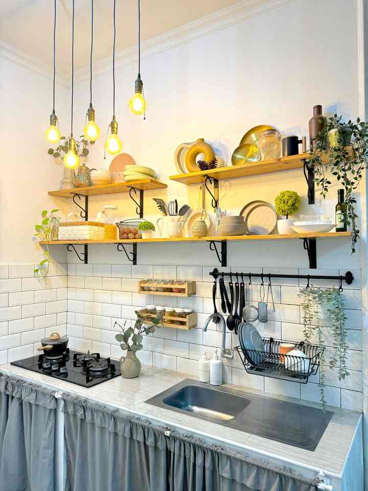 ✨Tema Rumah ✨

Waktu pertama membangun rumah ini, aku sempat bingung menentukan tema karena banyak mau, ehehehe.
Tadinya pengen banget temanya industrial, tapi mengingat luas rumah tidak terlalu luas, akhirnya batal, lalu aku bingung antara tema farm house atau shabby chic, akhirnya semua tema dikombinasikan aja, ehehehe 😅
Pallete colour rumah ini adalah putih, hitam, abu, kayu, dan sentuhan warna pastel di tiap dekorasinya.
Mengadopsi farm house style, rumah ini memiliki banyak ambalan, bukan hanya untuk item dekorasi, tapi juga untuk barang-barang yang memang digunakan sehari-hari.
Yang terlihat khas dari rumah ini adalah ambalan kayu dengan besi siku hitam yang meliuk dan dekorasi pastel yang terlihat centil di antara warna-warna yang natural.

#farmhouse #shabbychic #minimalis #homedecorinspo #rumahminimalis #rumahcantik #homedecorideas #homedecorlovers #home