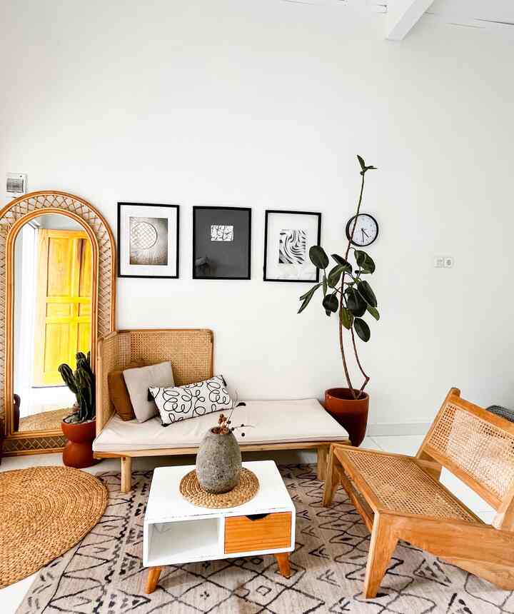 Tema dari livingroom rumah alfa adalah japandi. Ambience yg kami terapkan disini adalam warm dengan sentuhan warna kayu natural dengan cat tembok berwarna putih. Untuk dekorasi yg ada di ruang ini kami kebayakan search di e-commerce. 
#livingroomstyling 
#makeoverlivingroom
#dekorasilivingroom
#livingroomjapandi 