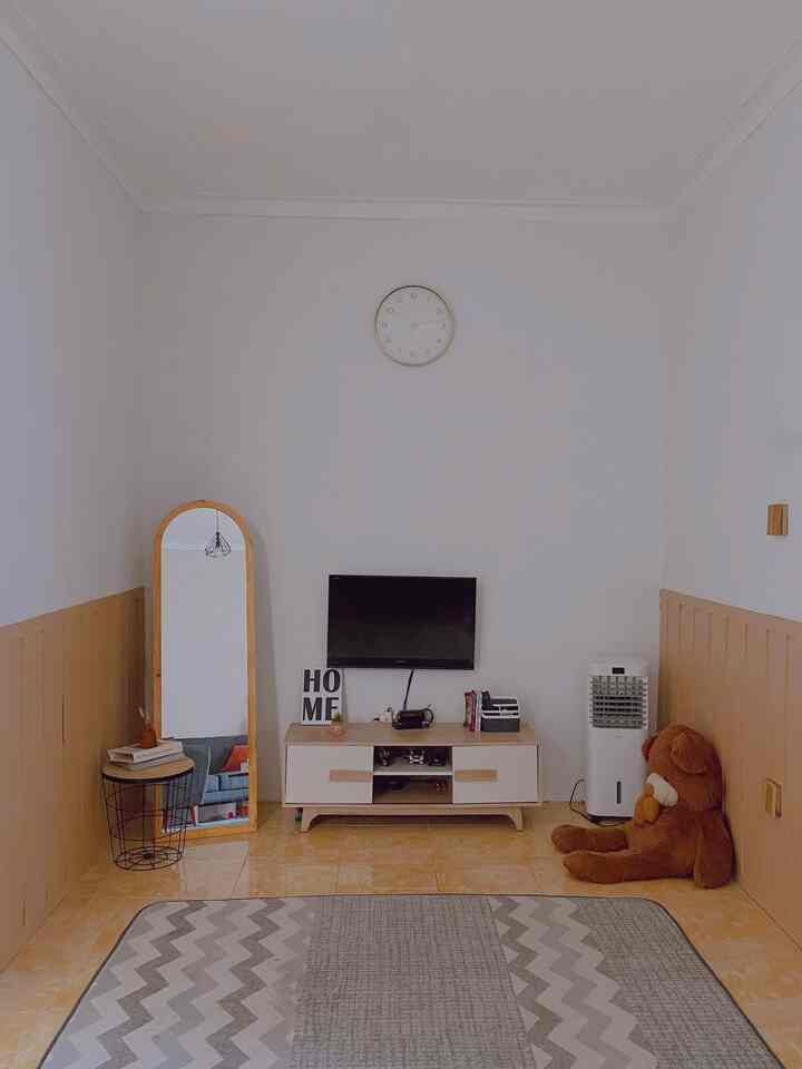 Konsep rumah ini sebenarnya adalah perpaduan japandi dan minimalist open space. Rumah ini didominasi dengan nuansa white dan wood, dan beberapa furnitur berbahan kayu untuk beberapa ruangan.
Selain itu ciri khas dari rumah ini adalah Arch(lengkungan) antara living room dan kitchen.
Karena semua ruangan dicat dengan warna netral akhirnya kita memutuskan mengganti warna cat dapur sedikit lebih terang tapi tetap tidak menghilangkan ciri khas rumah teduh yaitu white wood dan warm.
#japandi
#homedecorinspo
#rumahjapandi
#inspirasirumahjapandi
