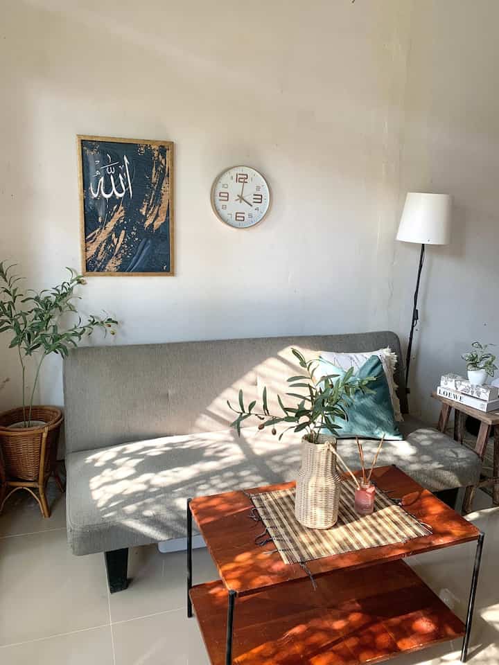 Hai tetangga Ohouse salam kenal aku Tika 😍
Ini living room after renovasi rumah di @_rumahantik 🫶🏻
Dengan tema tampilannya minimalist dan simple, memiliki bukaan jendela besar sehingga cahaya yang masuk jadi banyak dan membuat kesan terang didalam rumah, suka banget sama sinar matahariiii ✨

Ruang tamu ini jadi tempat ternyamanku, suka suasananya dengan tanaman artificial dan wewangian reed diffuser, bisa menambah ketenangan aku saat melakukan aktivitas di ruangan ini, apalagi sofa ini sofabed, kalau ingin baring scrool sosmed tinggal direbahkan saja sandarannya, jadi bener-bener bisa lama untuk sekedar duduk disini hihi

Disamping itu sementara ini aku hanya menambahkan pajangan kaligrafi dan jam dinding biar tembok tidak terlihat polosan, menurut kalian gimana nih? Kalau ada masukan tulis dikolom komen ya, sharing bareng akuuu hihi 🤗❤️

#home #livingroom #minimalist #simple #homedecorinspo #rumahminimalis #rumahsubsidi #rumahantik #rumahsederhana #ruangtamu 


