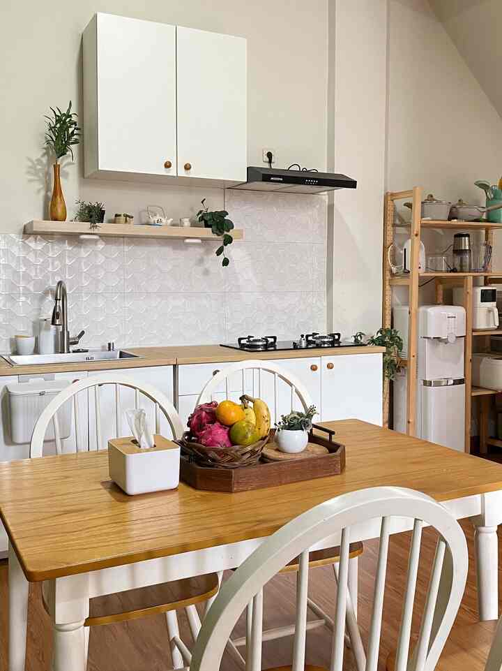 Selamat datang di Bumilami 👋🏻
Sebagian besar dirumah ini bernuansa wood and white lebih mengarah ke japandi, meskipun belum semua isi rumah japandi hehe. 
Salah satu alasan kenapa mengusung konsep japandi karena tema japandi ini sesuai dengan selera aku dan suami yang mendominasi perkayuan dirumah. 
Kalo temen temen lebih suka tema apa nih ? 

#japandi #japandistyle #rumahjapandi #inspirasirumahjapandi #dapur #inspirasikamaranak #laundryroom #ruangkerja #kamar #homedecorinspo