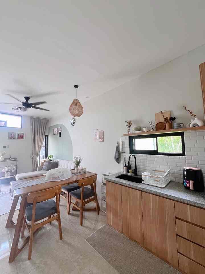 Rumah ini adalah rumah segaris dengan konsep open space. Ruang tamu, meja makan dan dapur menjadi satu. Karena kami ingin terlihat minimalis dan sederhana makanya kami pilih tema scandinavian. Terlihat dari material yang kami gunakan di dapur segaris ini. Tips saat bikin dapur yang kami terapkan waktu itu adalah ukur semua barang yang ingin di letakkan agar ketika di masukkan dalam kabinet, semuanya pas.
#scandinavian #homedecorinspo #rumahscandinavian  