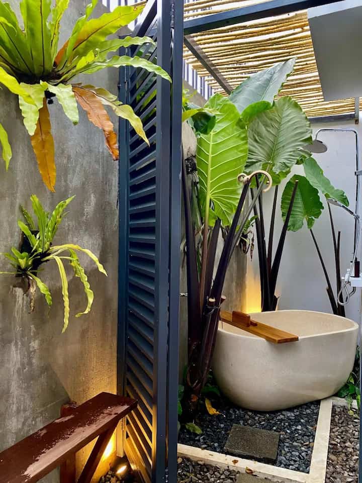 リーハット・ハウスへようこそ。インダストリアルでボヘミアンな雰囲気を持ちながらも家庭的な雰囲気を備えたAirbnbホームです。このボヘミアン インダストリアル スタイルは、鉄や木材などの工業デザインの素朴で機能的な要素と、創造的なボヘミアン タッチを組み合わせたものです。リビング ルームでアート作品を鑑賞したり、温白色の照明の下で本を読んだり、バリ風のお風呂に浸かったり、食堂風のキッチン (日本のワルン) で料理をしたりできます。ハッピー リーハット :) #industrial #homedecorinspo #rumahindustrial #bohemian