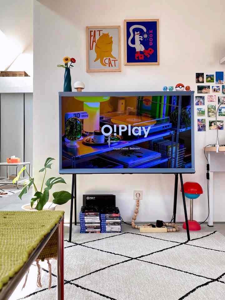 Sejak awal pembangunan rumah, kami sudah berencana mengusung tema mid-century modern—walaupun pada akhirnya kami lebih suka menyebutnya quirky dan colorful. Kesukaan kami pada vibrant colors dan patterns sangat memengaruhi kami dalam memilih dekorasi rumah. Di hampir setiap sudut rumah, kami memajang beragam wall arts yang unik dengan warna cerah. Prinsip kami, selagi masih ada space kosong, di situlah kesempatan kami untuk mengeksplor dan memikirkan akan diisi dengan dekorasi apa lagi! 😆

#midcenturymodern #homedecorinspo #rumahmidcenturymodern 