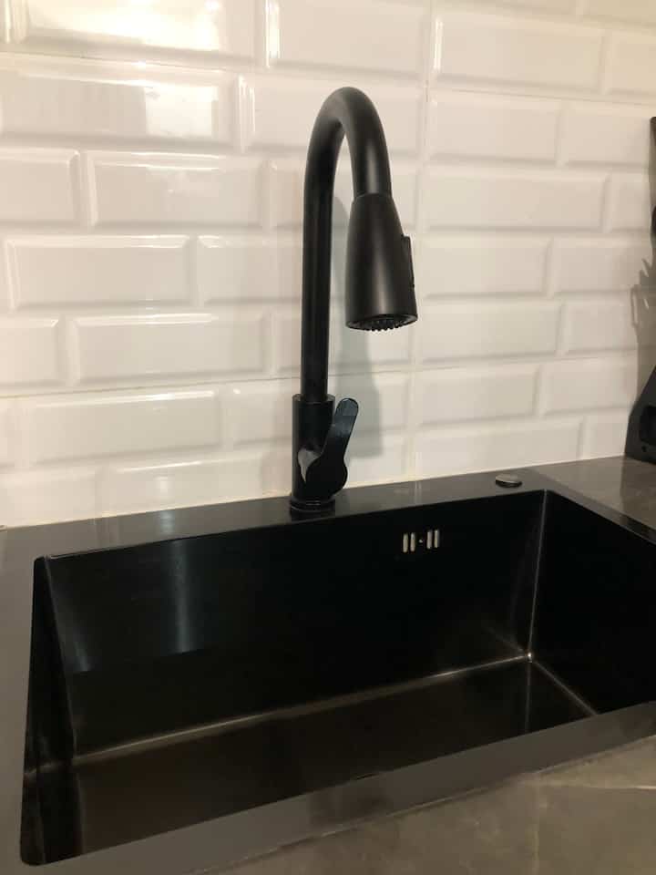 Sanitary hitam memang cantik, tapi sebanding dengan effort untuk membersihkannya 🤭 #kitchensink #sinkblack #kitchensinkminimalis