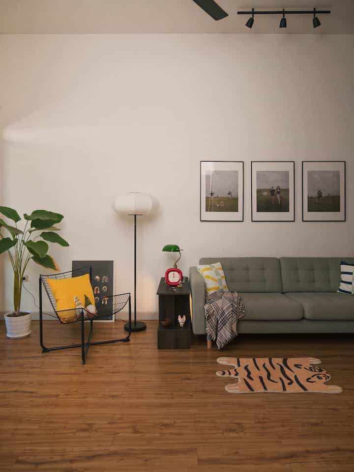 Bisa disebut IKEA Living Room, karena hampir semua furniture dan dekorasi yang kami pakai dari IKEA, dari sofa, side table, lampu lantai, lampu meja, kursi santai, jam pasir, dan frame. Di living room ini sebenernya paksu yang lebih berkreasi. Karena ketertarikannya dengan style Mid Century, perlahan kami coba mendekor agar sesuai dengan style MCM. Menurut dia, banyak item dekorasi MCM yang berbentuk unik dan warna yang menarik. Kalau aku pribadi sih prefer Japandi Minimalist aja ya dan aku terapin di dapur kami. Hehehe..

Anw, udah cocok jadi showroom IKEA belum ya? Hihihi..☺️

#livingroomstyling #dekorasilivingroom #livingroommakeover #mcm #midcenturymodern #midcenturylivingroom