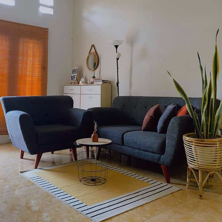 Living room dirumah teduh masih dengan nuansa warm wood dan white. Styling dengan memakai venetian blind di jendela agar memberi kesan warm dan teduh.
Dibagian foyer ada rak sepatu multifungsi sebagai tempat pajangan dekorasi seperti tanaman artificial dan dekorasi aesthetic lainnya. 
Ada sofa dengan warna netral abu tua menambah kesan teduh dipadukan dengan karpet warna agak cerah tetapi tetap ada nuansa warm nya.
Semoga menginspirasi ;)

#livingroomstory
#livingroomstyling 
#dekorasilivingroom
#livingroommakeover
#japandilivingroom