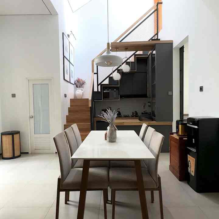 White and natural wood-toned 6-tatami dining room featuring a dining table and pendant light, creating a modern atmosphere