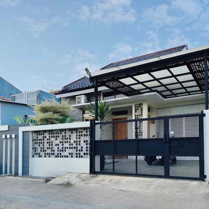 Rumah open plan dengan tema tropical industrial desain, perpaduan  material rustic pada furniture serta aksen pencahayaan menciptakan desain interior yang nyaman di berbagai sudut ruangan.

Memilih rumah dengan konsep ini karena tone warna lebih netral,low maintenance, desain yg fleksibel sehingga mudah untuk diubah sesuai dengan kebutuhan dan selera kami.

#industrial #industrialminimalist #homedecorinspo #rumahindustrial