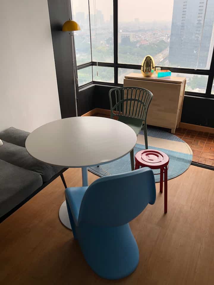 area #dining di tentramhome memang berjodoh dengan tema #midcenturymodern karena tema ini bisa menghadirkan nilai fungsi sekaligus nilai estetika di ruangan dengan lahan terbatas #smallhome

tema ini dihadirkan dengan meja bundar untuk kemudahan sirkulasi penghuni, bentuk lengkung untuk memperhalus tajamnya garis ruang minim lahan, warna pastel terang yang menambah keceriaan, dan #loosefurniture tahan lama sekaligus mudah dirawat (biasanya berbahan kayu, plastik atau logam)

#homedecorinspo
#rumahmidcenturymodern