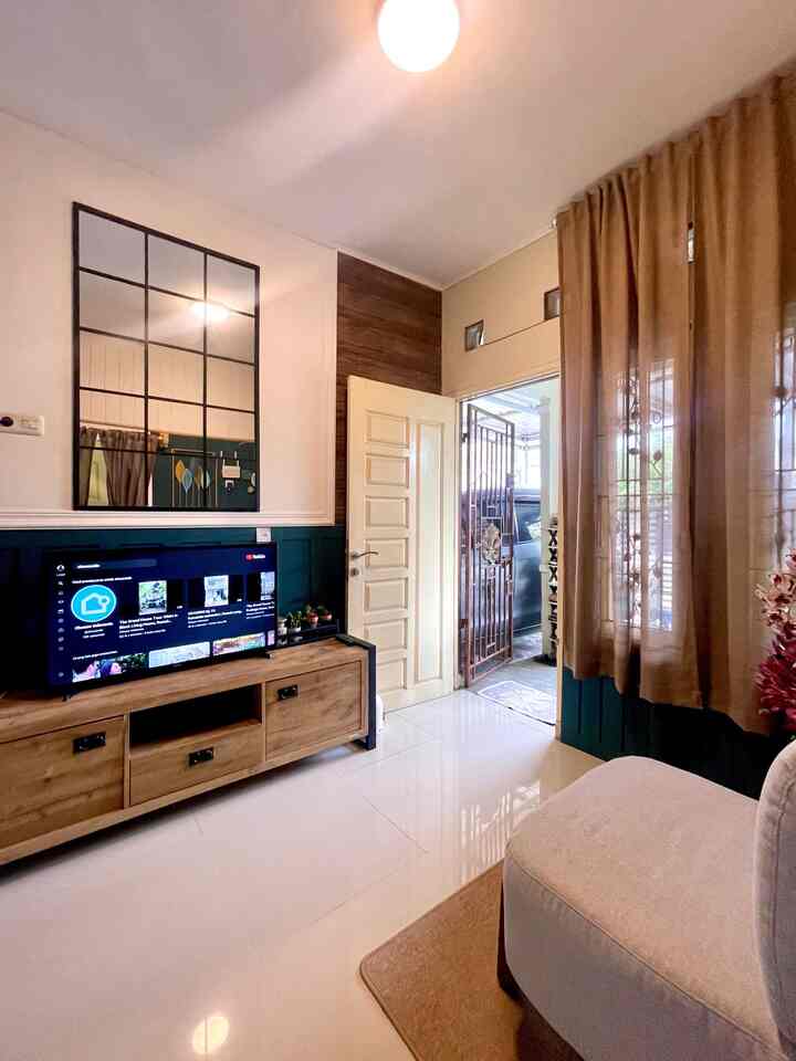 我が家の部屋のテーマはそれぞれ違います。エントランス部分では、子どもたちが絵を描いたり、切ったり、貼ったりなどの創作活動や鑑賞に多くの時間を費やす場所なので、壁に濃い色を選びました。彼らは壁に落書きする可能性が非常に高いです。ダークカラーなので壁が汚れにくいです。使用している家具も同様の理由でダークウッドの色合いになっており、汚れが目立ちにくいです。 #Japandi #homedecorinspo #rumahjapandi #naturalwood #darkwood #darkteal