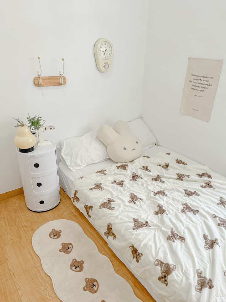 Hai kenalin, ini kamar mungil yg menjadi ciri khas dari rumah ini. Aku pakai tema japandi karena ada unsur kayunya dan aku mix stylingnya menggunakan printilan gemash dari akun rumah korea, gimana menurutmu?

#japandi #homedecoinspo #rumahjapandi #inspirasikamar #designkamar #kamarmungil