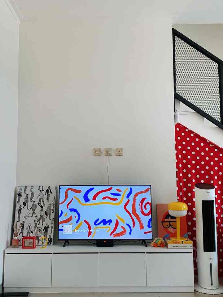 Living room menjadi ruang penting bagi kami,karena menjadi pusat aktivitas kami.

karena berkonsep open space dengan dapur hanya ada sekat lemari buku, serta terkoneksi dengan laundry room, kami bisa melihat semua aktivitas di sudut ruang lainnya.

Furnitur favorit diruang ini adalah meja merah yang saya beli di ikea,warnanya saya suka dia portable karena terdapat roda dibawahnya.Selain itu karya ardneks dan keith haring semakin membuat ruang ini hidup,serta aksen polkadot banyak kami sematkan disetiap sudut rumah kami.
🍎🐤🍏

#livingroomstyling
#dekorasilivingroom
#livingroommakeover
#bauhaus
#narahous
