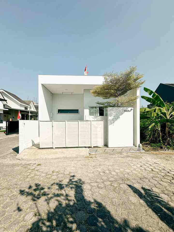 Minimalist Style 🤍
-
Rumah kita berukuran 45m2 agar bisa menciptakan kesan luas kita menerapkan Minimalist Style dengn pemilihan catvserba putih full dari depan hingga belakang.
-
Kita menerapkan Minimalist hampir diseluruh ruangan ( bisa dicek per slidenya )
-
Material yang kita pilih untuk mix n match adalah stainless steel , kayu dicat putih atau dilapisi material lainnya yang berwarna putih

#minimalis #homedecorinspo #rumahminimalis #homedecor #45sqm #jawatengah #angkahouse #simple #home
