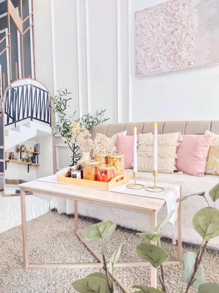 ✨ Living Room Decoration ✨

Because my house is not too big and there are only 2 bedrooms, I use a sofa bed in the living room so that it can be used if there are guests staying and can be used every day to relax with family.
For the decoration, I put a 153x60 cm standing mirror, and some decorations on the table such as artificial leaves and electric candles for a warm impression. Occasionally I also put a multi-purpose shelf on the side of the sofa bed when there are certain events such as holidays, to put food and drinks so that the table is not full.
Like other rooms, in the living room I also insert pastel decorations for the cushion covers, so that it still looks "alive" and coquettish, ehehehe 😅

#livingroomstyling #dekorasilivingroom #livingroommakeover #livingroom #home #homedecoration #homedecorlovers #homedecorideas