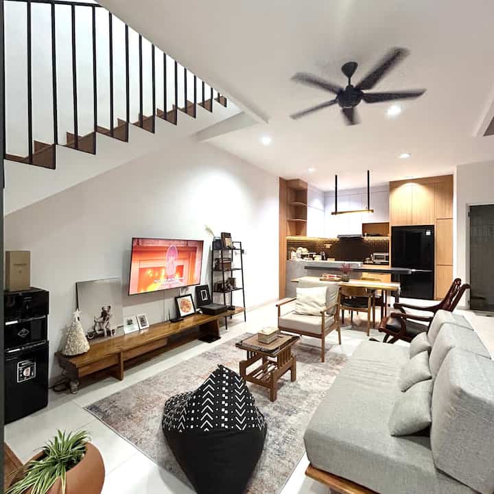 Konsep Desain rumah kami secara keseluruhan yaitu japandi dengan beberapa elemen vintage. Tone warna putih, coklat kayu natural , aksen garis dan bidang hitam. Pastinya karena berada di iklim tropis kami memaksimalkan bukaan di rumah ini serta sentuhan segar warna hijau dari tanaman hias yang menyatukan keseluruhan ruang. 

Kami memilih style ini karena lebih suka simple dan ingin menciptakan suasana villa. Pemilihan warna cat dinding putih sebagai kanvas ,dipadukan material furniture yang sebagian besar kayu finishing natural dengan bentuk sederhana dan elemen besi warna hitam, fabric sofa abu-abu masih di seputar turunan warna hitam dan putih sebagai elemen dekoratif dan tekstur.

Kuncinya adalah dengan konsisten pemilihan material dan color palette, memaksimalkan storage yang menjadi bagian furniture kamu sehingga tetap fungsional.


#japandi #vintage #homedecorinspo #rumahmodern #rumahminimalis #rumahjapandi 