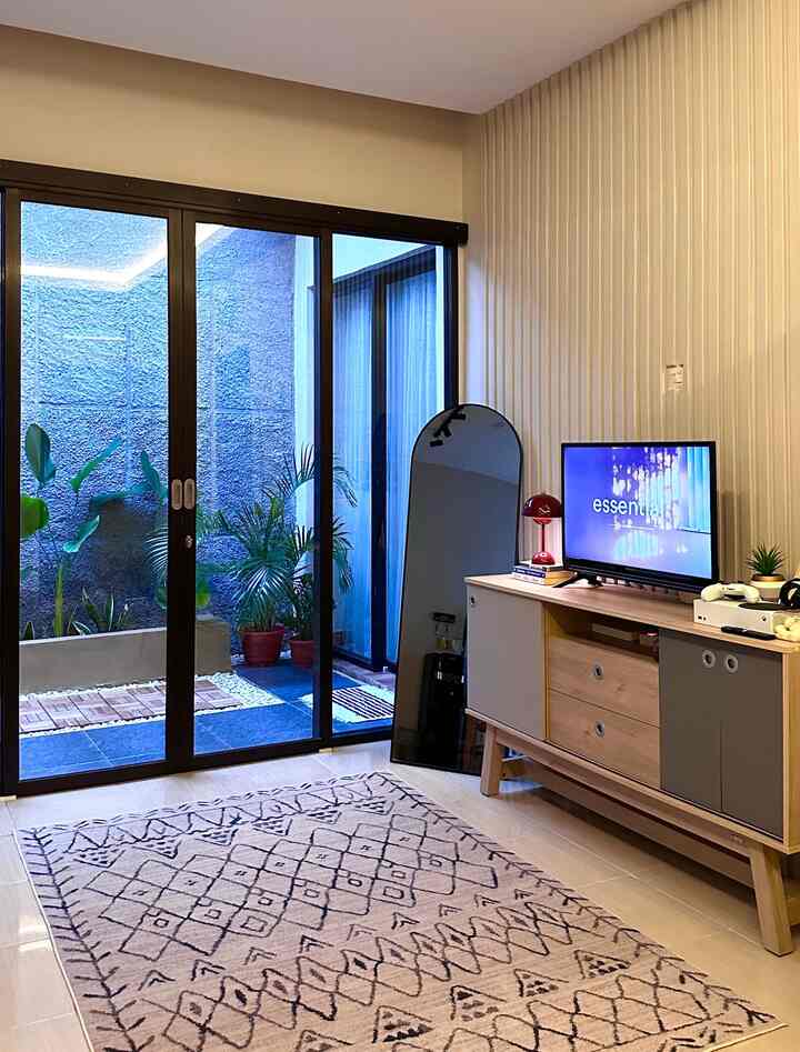 ᵂᵉˡᶜᵒᵐᵉ ᵈⁱ ʳᵘᵐᵃʷᵃⁿᵒʸ, ᵗᵉᵗᵃⁿᵍᵍᵃ ˢᵉᵐᵘᵃ!✨✨
Rumawanoy kami bangun dengan style minimalis modern dan openspace, ukuran ruangan yang kecil membuat kami memilih cat berwarna terang agar terkesan luas. Furniture dari kayu dan besi banyak di gunakan dengan kombinasi warna cream, black dan grey, terlihat simpel dan senada🩶

Taman kecil di dalam rumah menghadirkan suasana yang asri, kami usahakan rumah selalu bersih dan rapi agar terasa semakin nyaman🪴🌱

#minimalist
#rumahminmalis
#homedecorinspo
#rumahopenspace
#rumahkecil